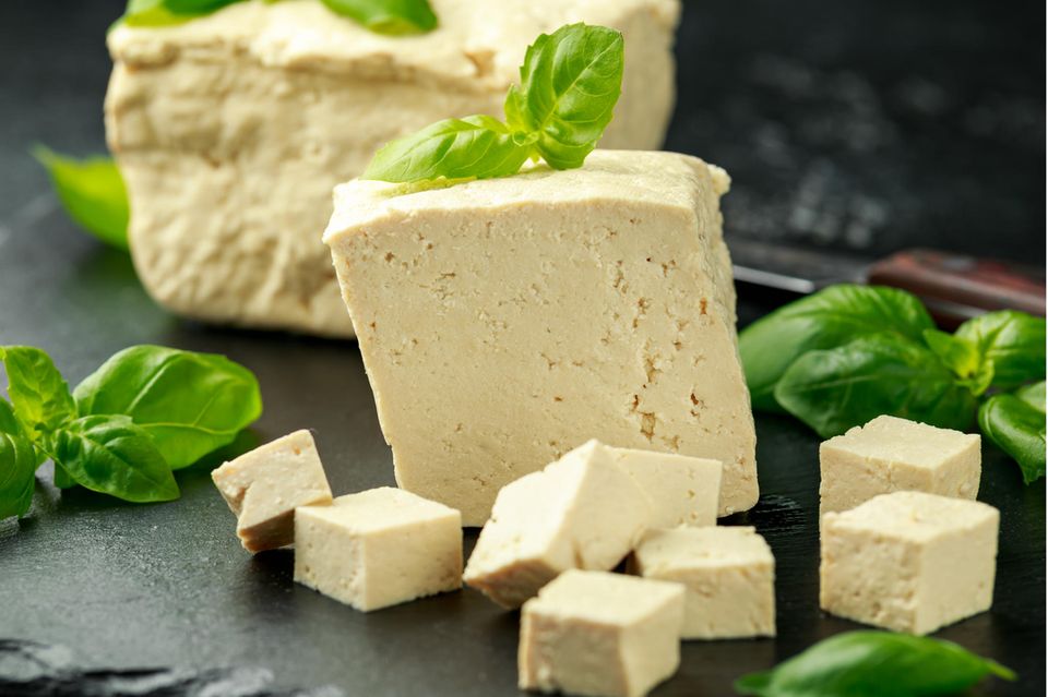 Tofu einfrieren: Naturtofu auf einem Brett