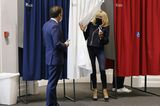 Am gestrigen Sonntag, 27.06.2021, hat sich Brigitte Macron bei dem Besuch des Wahllokals im Rahmen der französischen Regionalwahlen für ein monochromes Outfit in Dunkelblau entschieden. So einfach und doch so schick: Die "Première Dame" punktet an diesem Tag mit einer Jacke mit asymmetrischen Reißverschlussdetail, einer dunklen Skinny Jeans, High Heels und selbstverständlich der passenden Gesichtsmaske – fertig ist der perfekte Look für den Wahltag!