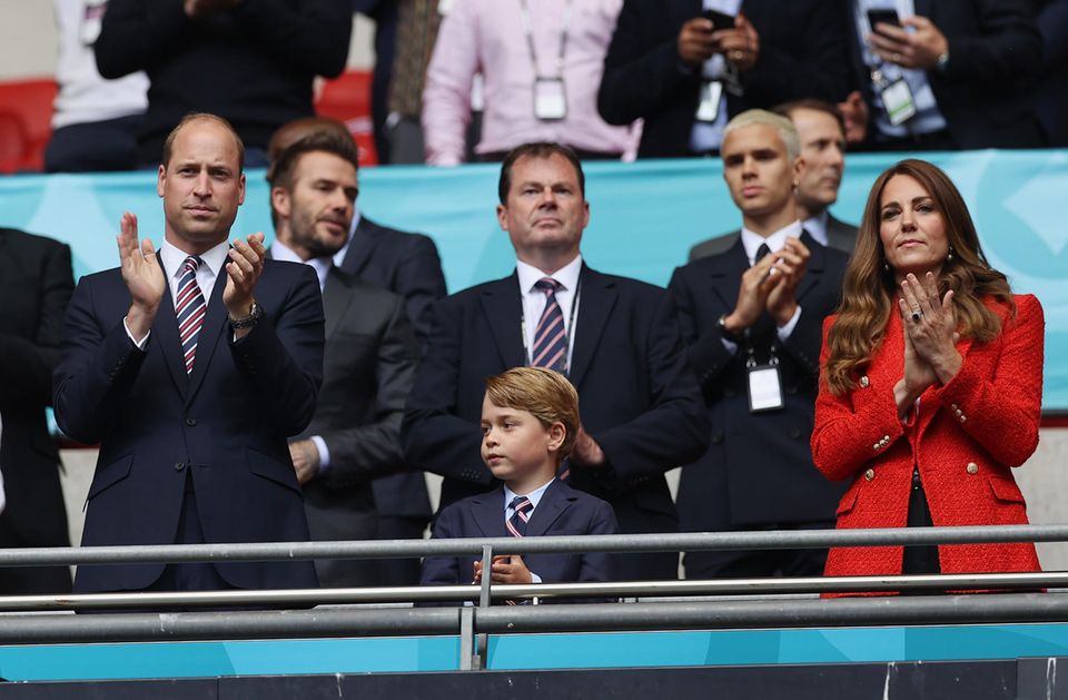 Auch die Royals sind im EM-Fieber! Prinz Charles, Herzogin Catherine und sogar der kleine Prinz George feuern die englische Nationalmannschaft beim Spiel gegen Deutschland an. Zur Enttäuschung der Deutschen. Doch nicht nur die sportliche Leistung der Endländer überzeugt. Auch Kate macht in ihrem knalligen "Zara"-Blazer ordentlich was her.