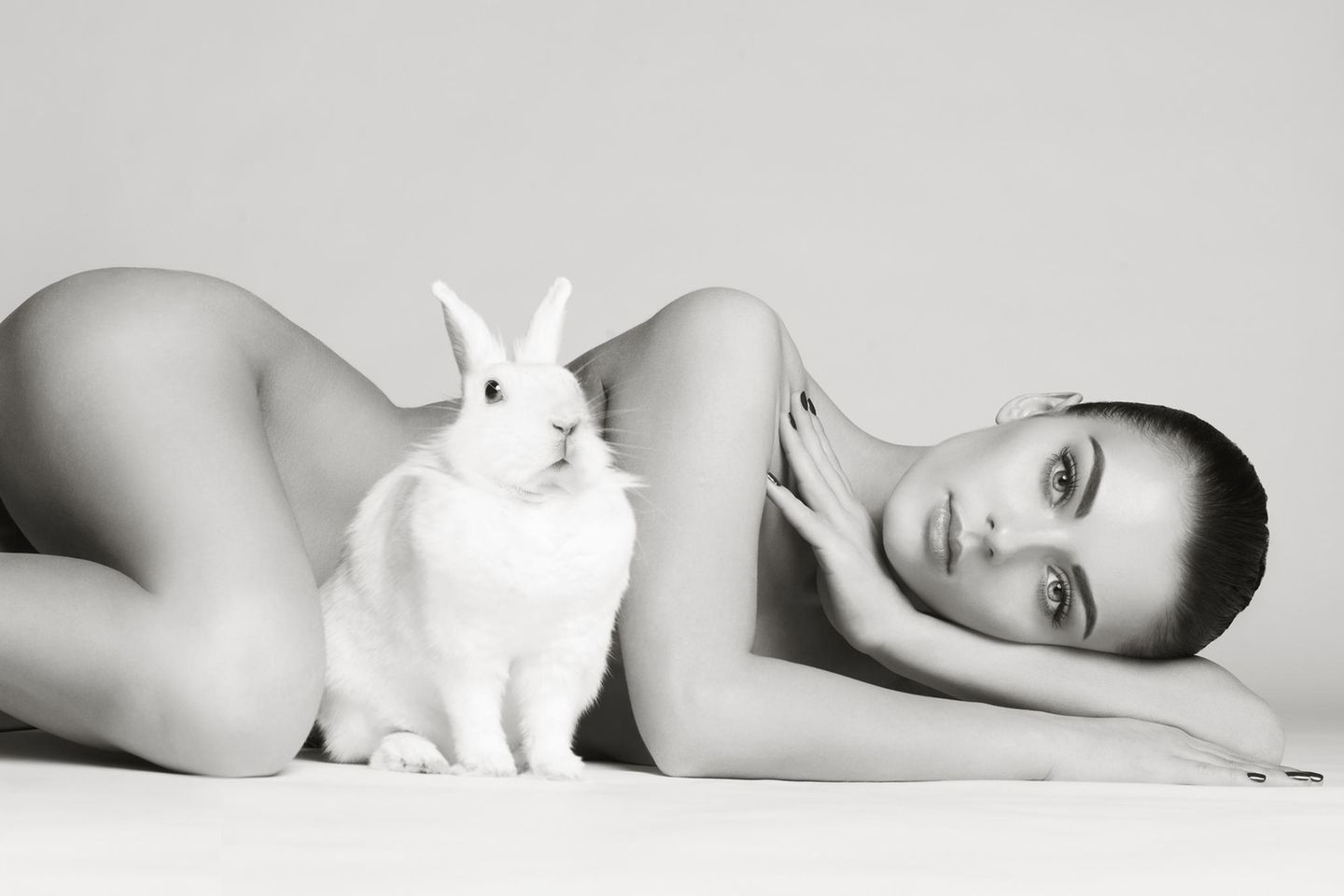Hypersensibel: Frau mit weißem Kaninchen