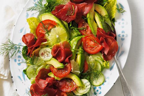 Avocado-Tomaten-Gurken-Salat mit Bresaola