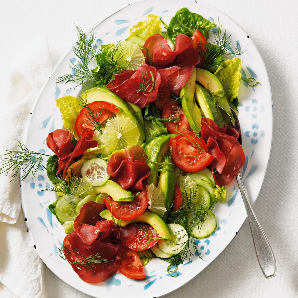 Avocado-Tomaten-Gurken-Salat mit Bresaola