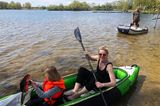 Auftankmoment: Julia im Boot