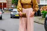 Königin Máxima mit rosa Hose und gelber Bluse