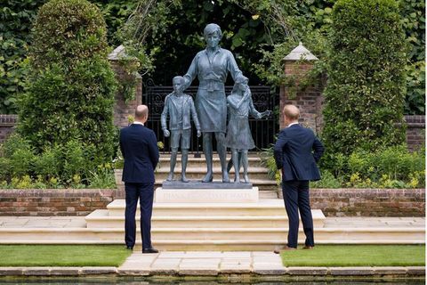 Prinz William und Prinz Harry enthüllen Statue ihrer Mutter