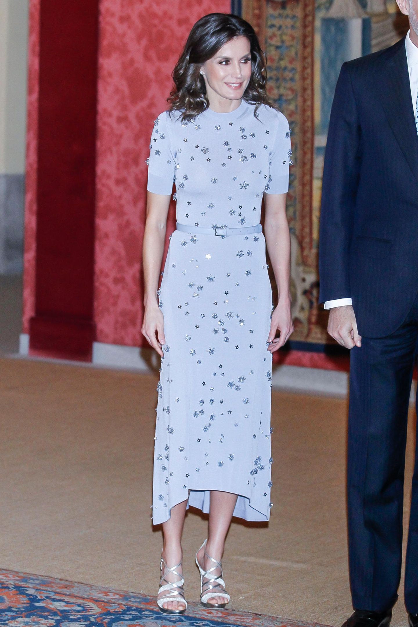 Zu einem Empfang im Februar 2019 zeigte sich Königin Letizia das erste Mal in dem wunderschönen Kleid von Nina Ricci. Das Dress in Midi-Länge besticht vor allem durch seine Pastellfarbe, dem zarten Taillengürtel und die kleinen 3D-Applikationen, die von ihrer Form an Sterne erinnern. 