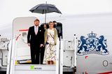 Zum Staatsbesuch von Königin Máxima und König Willem-Alexander zeigt sich Berlin nicht gerade von seiner sonnigen Seite. Máxima zeigt sich gewohnt stylisch in einem weißen Vokuhila-Kleid mit auffälligem Muster. Wer genauer hinsieht, erkennt, dass das Muster auch auf ihrem Haarreifen zu erkennen ist. Ein perfekt durchdachter Look... 