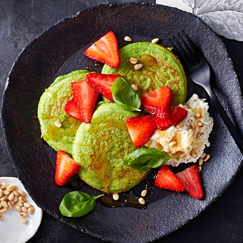 Kräuter-Pancakes mit Erdbeeren und Ricotta