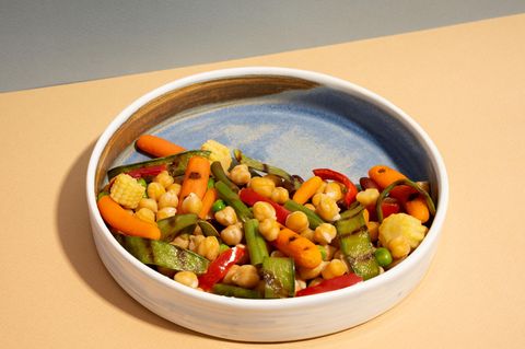 Minimalismus-Küche: Gemüse auf Teller