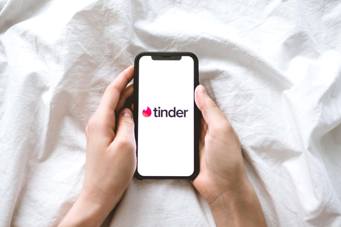 Tipps für Tinder: Smartphone mit Tinder App
