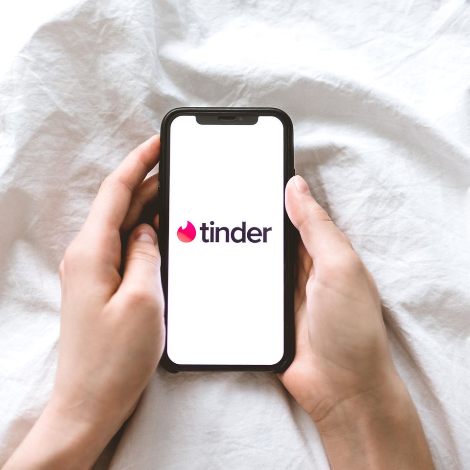 Tipps für Tinder: Smartphone mit Tinder App