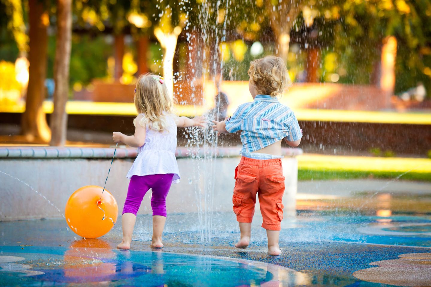Berlin: Zwei spielende Kinder am Wasserspielplatz