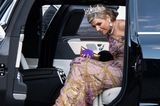 Denn als Königin Máxima aus dem Auto steigt, sehen wir sie: Die 13,5-Zentimeter-hohen-Sandaletten in Metallic-Gold von Gianvito Rossi. Ganz schön hot, liebe Máxima! 