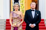 Königin Máxima und König Willem-Alexander zeigen sich in Berlin von ihrer glamourösen Seite. In einem Abendkleid von Jan Taminiau zieht die Mutter von drei Töchtern alle Blicke auf sich. Aber nicht nur der One-Shoulder-Schnitt und die 3D-Blumen-Applikation des Kleides sind bemerkenswert, auch der edle Schmuck bleibt nicht ungesehen. Ganz im Gegensatz zu ihren Schuhen, auf die wir nur ganz zufällig einen Blick erhaschen ... 