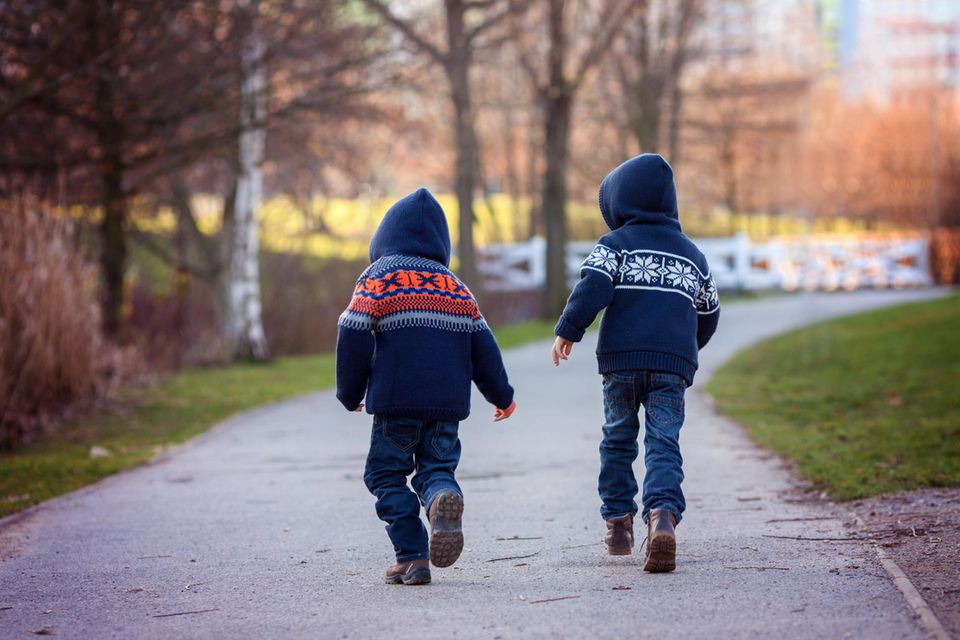 Familien-Notunterkunft: Zwei Kinder auf einem Weg im Park