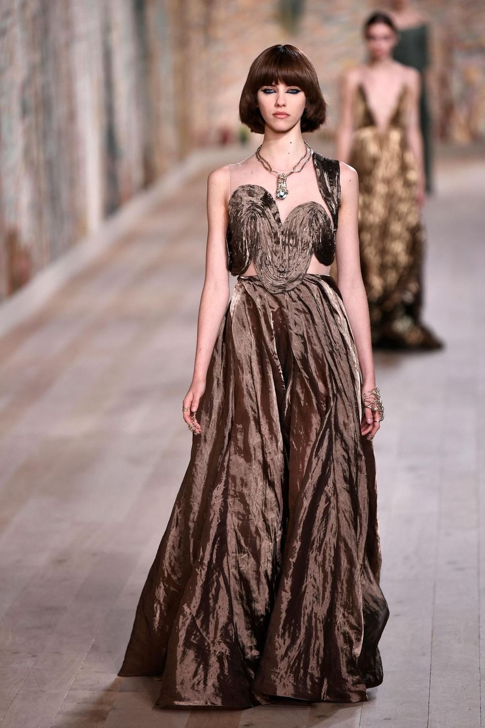 Midriff-Cut-Out-Dresses: Christian Dior Haute Couture Show 2021/2022 Christian Dior Haute Couture Show 2021/2022
