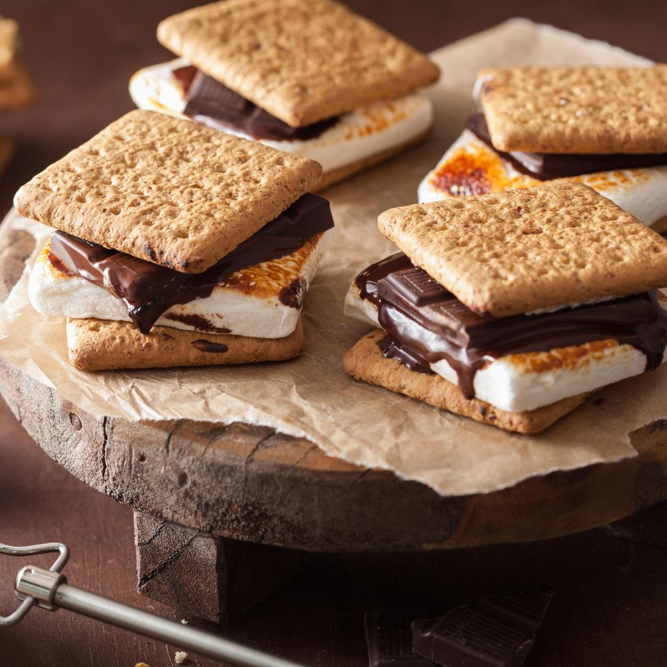 S'mores: Marshmellows zwischen zwei Keksen mit Schokolade