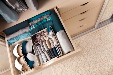 Kleiderschrank aufräumen: ordentliche Schublade im Schrank