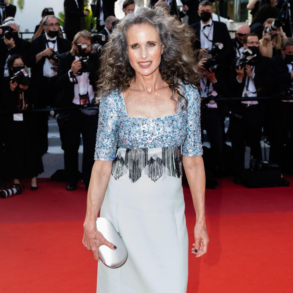 Wow! Was für ein Auftritt! Andie MacDowell präsentiert ihre graue Mähne bei den Filmfestspielen in Cannes. Dazu trägt sie ein farblich perfekt abgestimmtes Kleid von Prada.