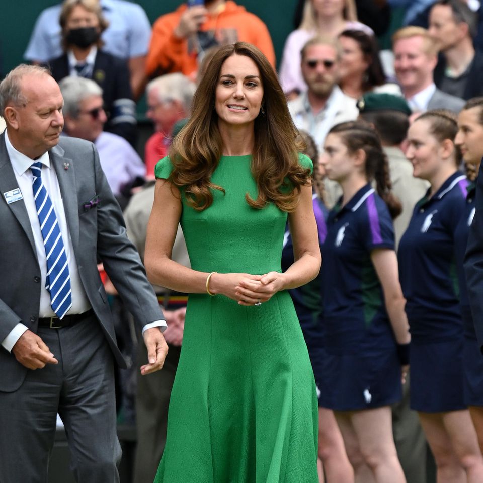 Herzogin Catherine setzt beim Auftritt in Wimbledon auf ein grünes Kleid in Midilänge von Emilia Wickstead: ganz simpel und doch raffiniert.
