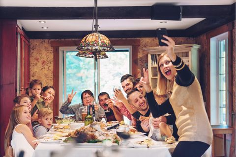 Mangel an Sozialwohnungen: Großfamilie beim Essen, Selfie