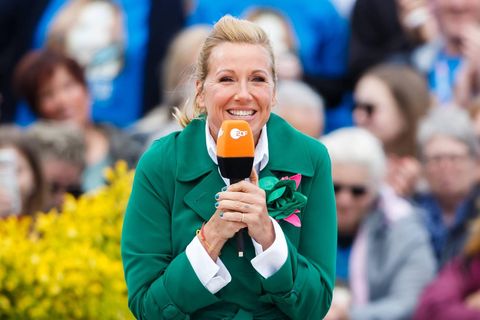 Andrea Kiewel im "ZDF-Fernsehgarten": Ihr Latex-Spruch sorgt für Furore: Andrea Kiewel