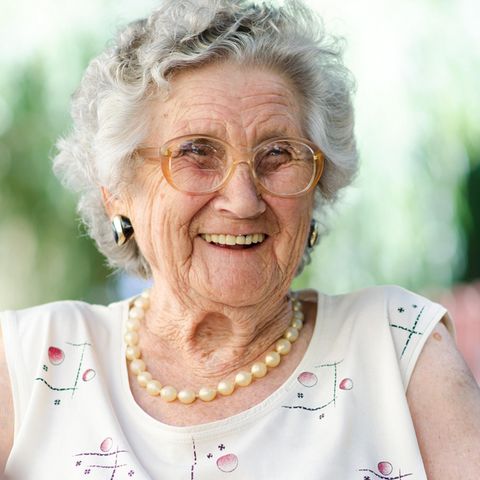 Horoskop: Eine lachende, ältere Frau