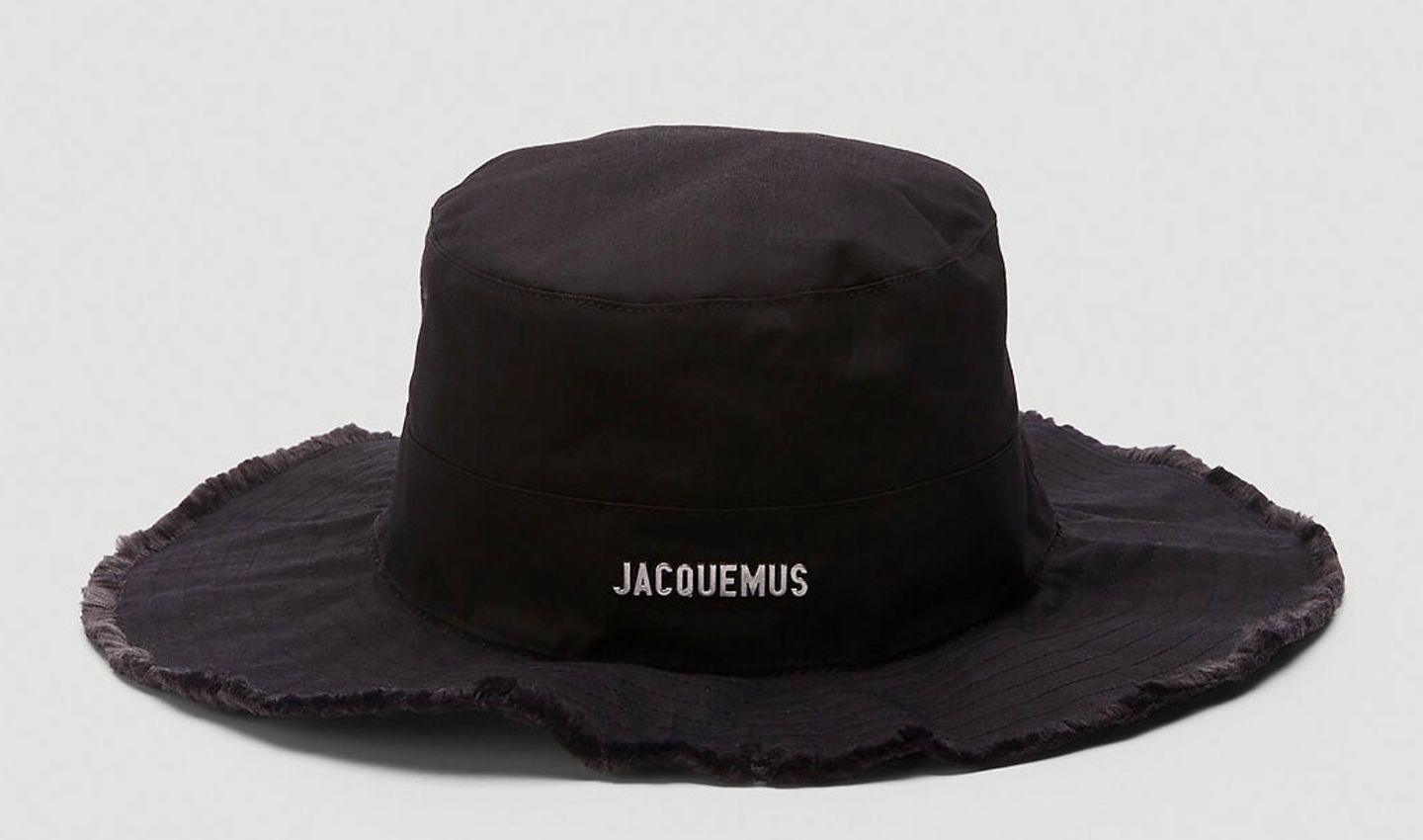 Nicht nur stylisch, sondern auch praktisch: Der Sonnenhut von Jacquemus darf in keinem Urlaub fehlen. Le Bob Artichaut Hat von Jacquemus, kostet ca. 100 Euro. 