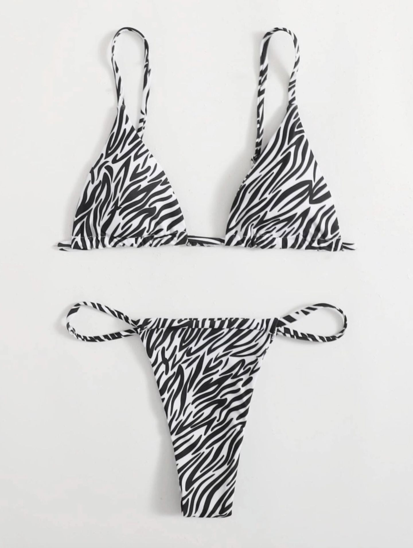 Macht genauso viel her wie das Designer-Pendant: Der Bikini in Zebra-Optik lässt sich cool zur Basttasche und Neon-Nails stylen. Von Shein, kostet ca. 10 Euro. 