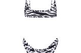 Ein It-Piece am Strand ist der Bikini mit Zebra-Print von The Attico. Der hohe Bündchen-Schnitt zaubert Endlos-Beine und das knapp geschnittene Bikini-Oberteil ist ideal zum Sonnenbaden. Von The Attico, kostet ca. 290 Euro. 