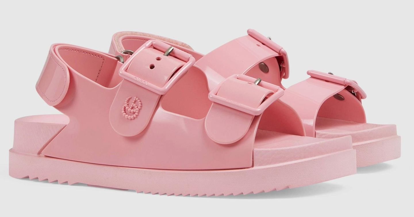 Von Ugly Sneaker über Chunky Sandalen – in dieser Saison setzen wir auf Statement-Schuhe und lassen die filigranen Riemchen-Sandaletten im Schrank. Ein klarer Favorit in diesem Sommer: Die Double G Sandale. Von Gucci, kostet ca. 450 Euro. 