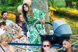 Beim Open Air Konzert auf Schloss Solliden präsentiert sich Prinzessin Sofia in einem Blusen-Kleid mit Bindegürtel des Labels Zara. Die grünen Blumen-Ornamente des 50-Euro-Kleides passen perfekt zum sommerlichen Ambiente und werden von ihrem Armband, ebenfalls in Grün, nochmal aufgegriffen. 