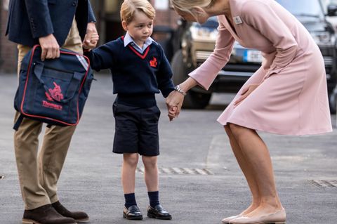 Prinz George am Tag seiner Einschulung mit kurzen Hosen