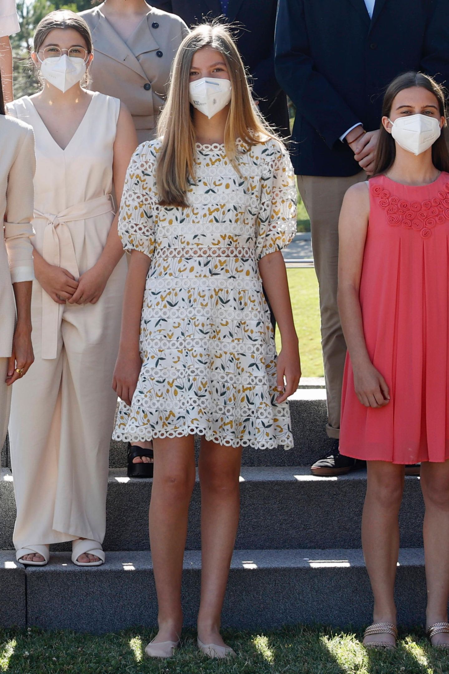In diesem 50-Euro-Kleid des spanischen Labels POÈTE zeigt sich Prinzessin Sofia bei einem öffentlichen Termin in Spanien. Mit Ballerinas in einem Cremeton ist das ein richtig schöner Sommerlook!