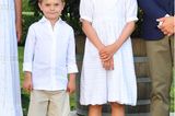 Beim Victoriatag auf Öland trägt Prinzessin Estelle ein zauberhaftes weißes Kleid. Sommerlich, aber dennoch traditionell. Dazu kombiniert sie weiße Halbschuhe. Auch der Look von Bruder Oscar kann sich sehen lassen.