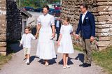 Anlässlich ihres 44. Geburtstags erscheint Prinzessin Victoria farblich abgestimmt mit ihrer Familie bei schönstem Wetter. Dabei bleibt sie ihrem modischen Geburtstagsmotto treu: Jedes Jahr kleidet sich die Thronfolgerin in Weiß. Dieses Mal in einem Kleid von By Malina. 