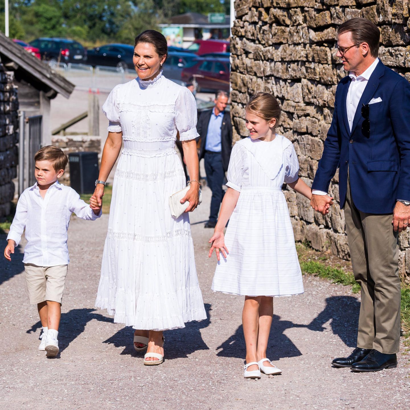 Anlässlich ihres 44. Geburtstags erscheint Prinzessin Victoria farblich abgestimmt mit ihrer Familie bei schönstem Wetter. Dabei bleibt sie ihrem modischen Geburtstagsmotto treu: Jedes Jahr kleidet sich die Thronfolgerin in Weiß. Dieses Mal in einem Kleid von By Malina. 