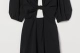 Dieses schwarze Sommerkleid besticht gleich mit mehreren raffinierten Details. Mit seinen Puffärmeln und Binde-Details wirkt es alles andere als langweilig und abgedroschen. Ein Sale-Kauf, der sich lohnt! Von H&M, kostet ca. 6 Euro. 