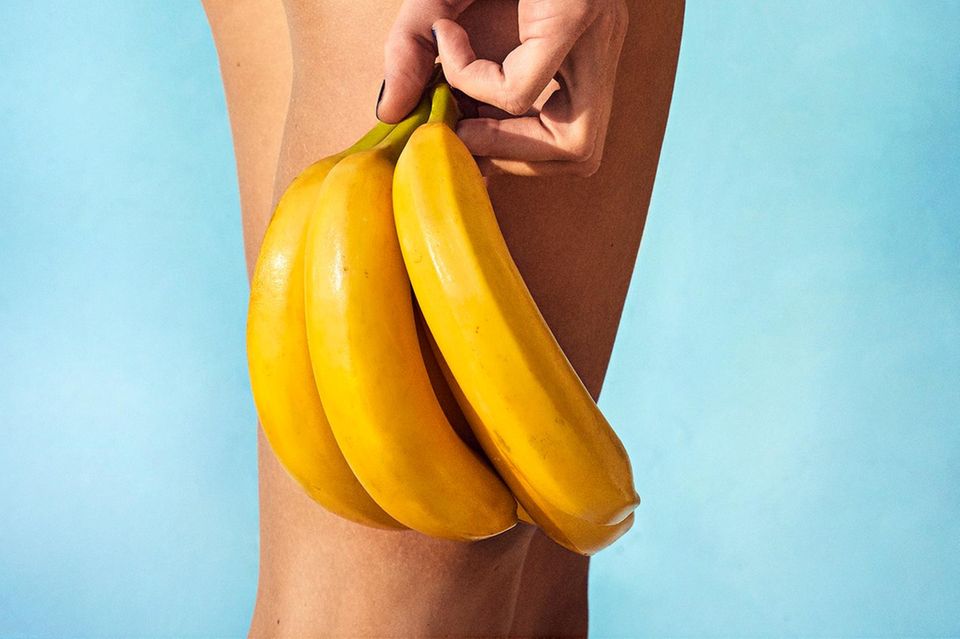 Früchte für die Schönheit: Bananen und eine Frau im Badeanzug