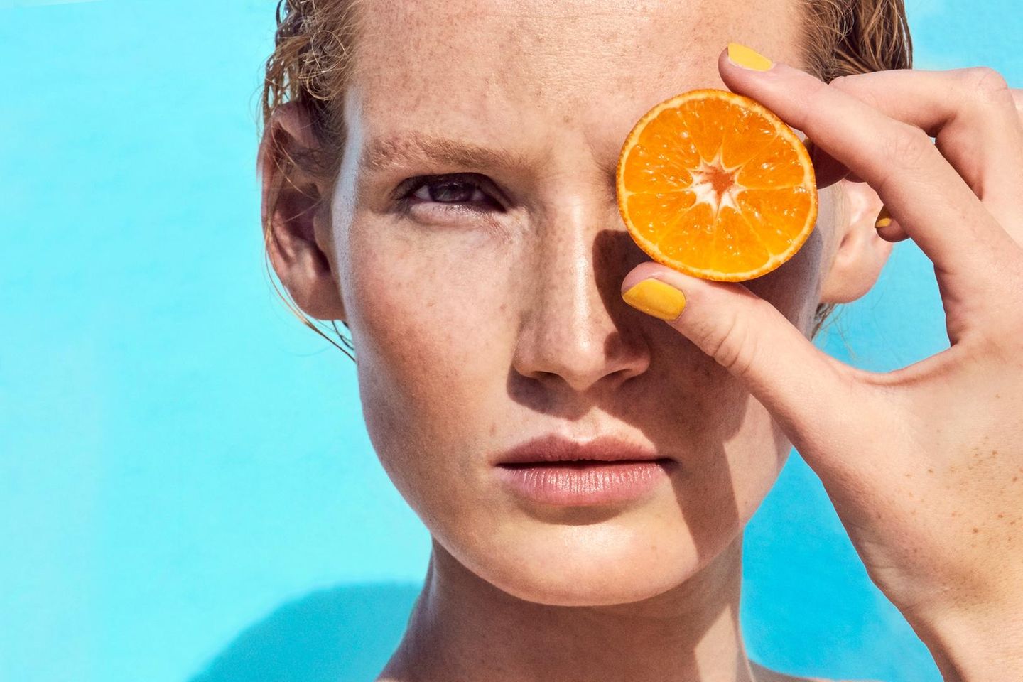 Früchte für die Schönheit: Frau mit Orange