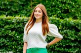 Prinzessin Alexia ist die zweitälteste Tochter von König Willem-Alexander und Königin Máxima. Sie erscheint zum traditionellen Sommer-Fototermin in Den Haag in einer klassischen Kombination aus einem weißen Shirt mit zarten Puffärmeln sowie einem strukturierten Muster und einer Jeans in Grün. Die Wide-Leg-Jeans stammt von Zara. Abgerundet wird ihr Look durch weiße Sneaker, filigrane Creolen und Armbändern. 