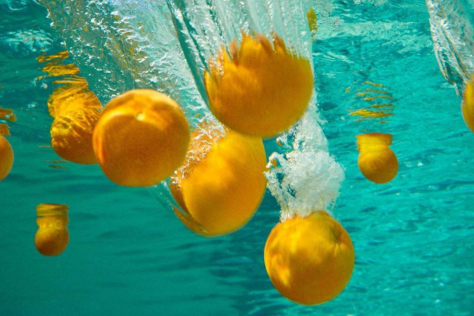 Früchte für die Schönheit: Orangen im Wasser