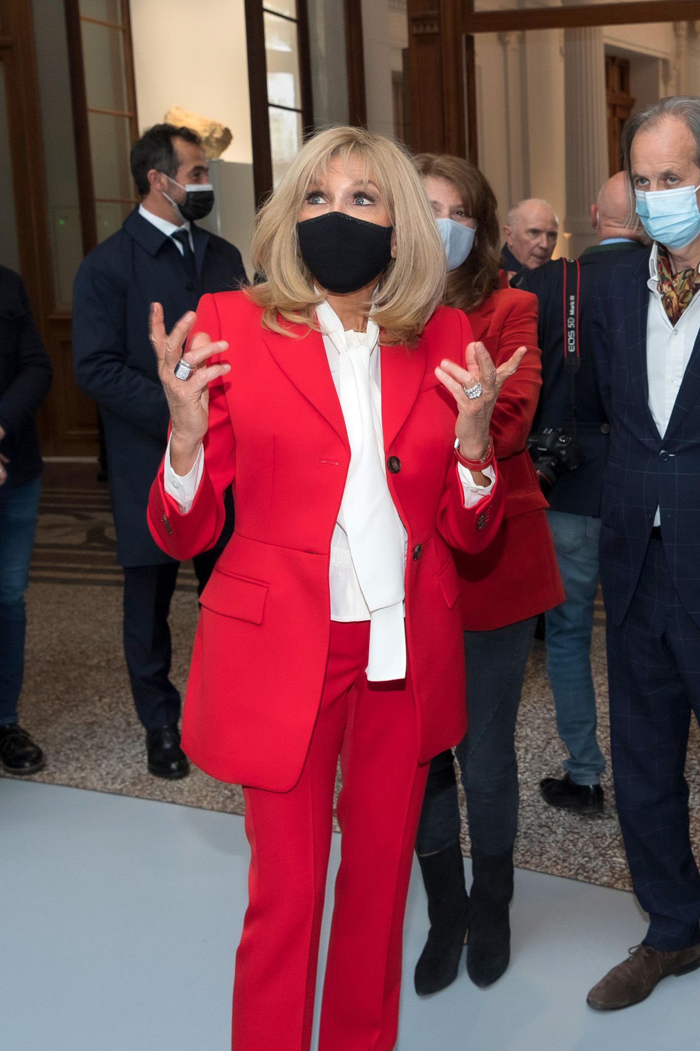 Brigitte Macron besucht eine Ausstellung in Paris.