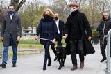Birgitte Macron geht mit ihrem Hund Nemo Gassi