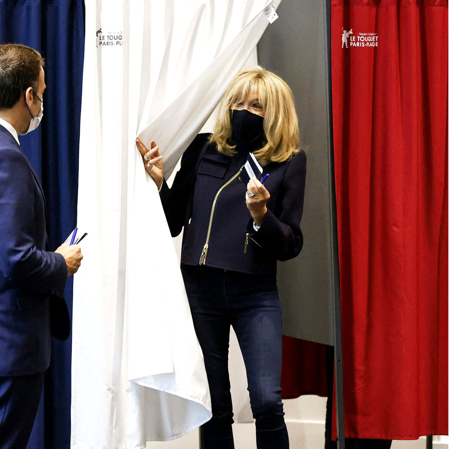 Brigitte Macron gibt ihre Stimme ab.