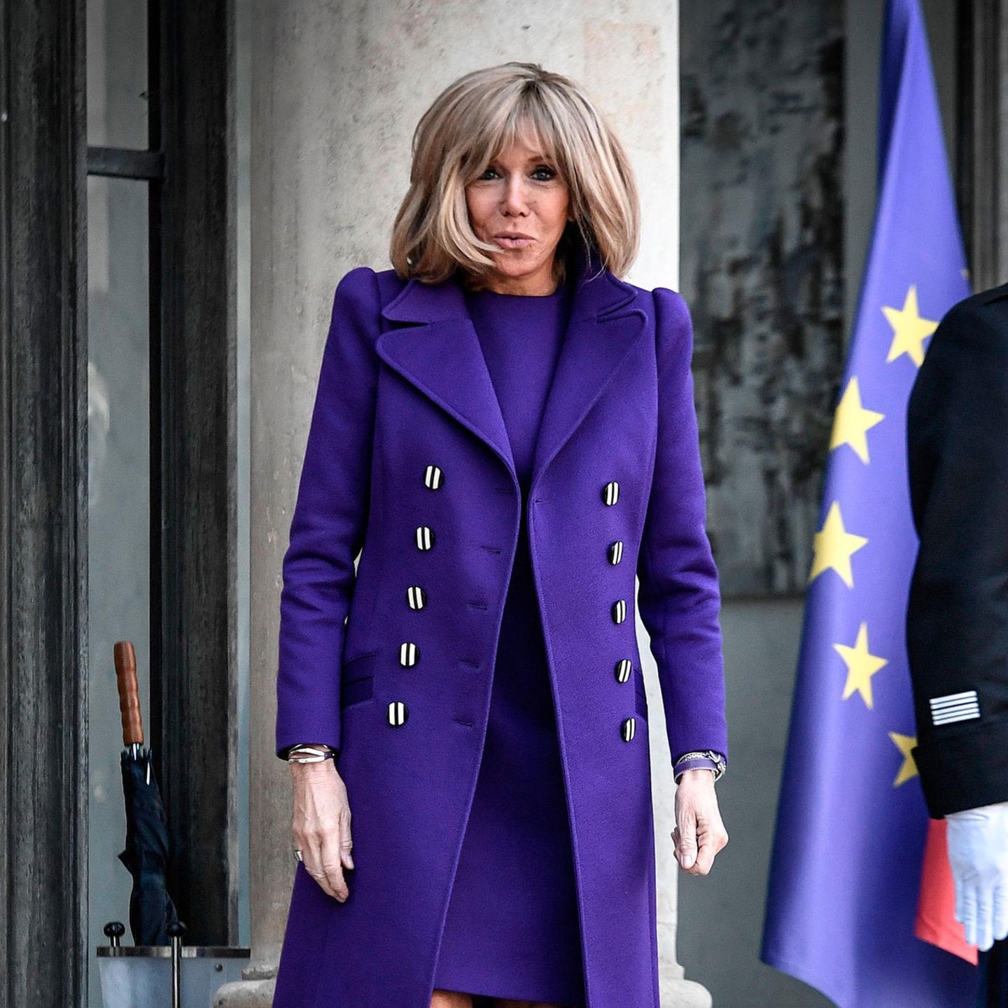 Brigitte Macron zeigt sich vor dem Elysée-Palast