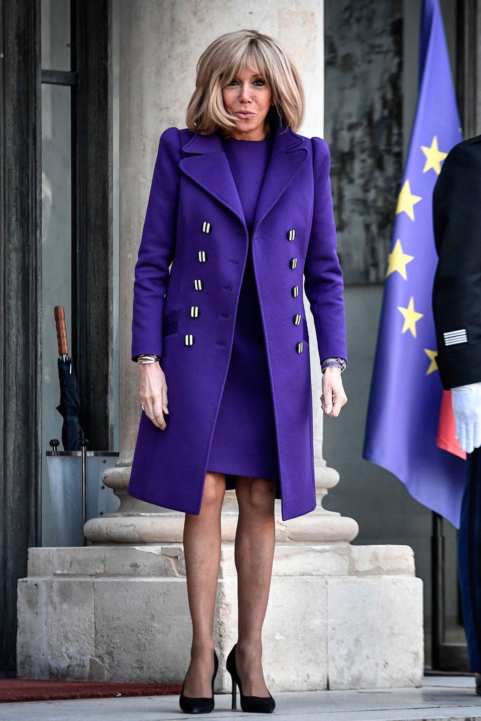 Brigitte Macron zeigt sich vor dem Elysée-Palast