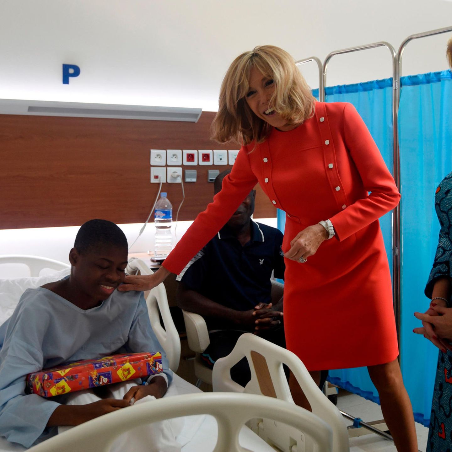Brigitte Macron verteilt in einem Krankenhaus Geschenke