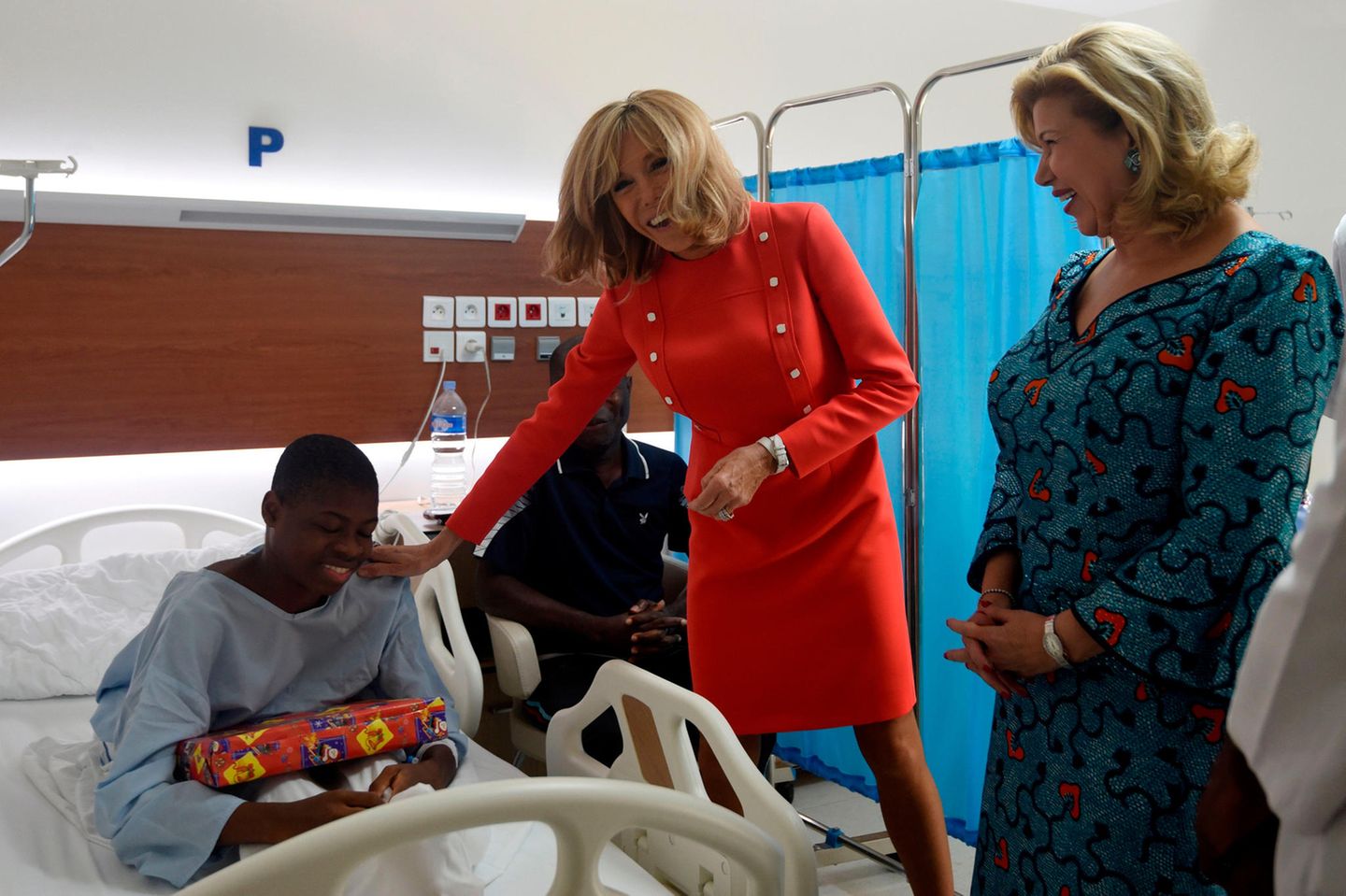 Brigitte Macron verteilt in einem Krankenhaus Geschenke