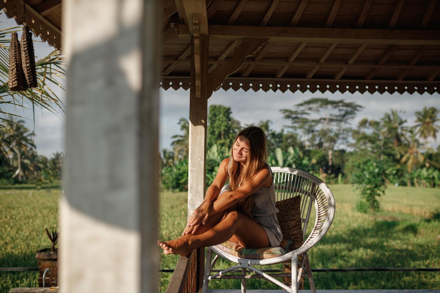 Nachhaltig reisen: Frau im Urlaub